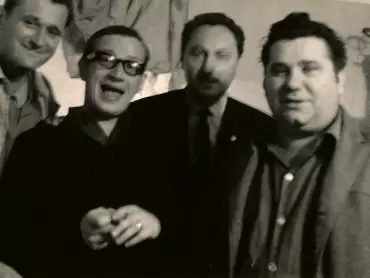 Závěrečné setkání osazenstva rozhlasové stanice D–C ABX v jedné chalupě na Sovinci. Zleva doprava: Rudolf Bauer, zaměstnanec Okresní správy spojů, hlasatel Bohuslav Matyáš, redaktor Jarolím Koutný, zaměstnanec Okresní správy spojů Robert (Bobin) Kopečný. Fotografii pořídil technik a řidič olomouckého studia Čs. rozhlasu Oskar Dvořák. Archiv Bohuslava Matyáše.